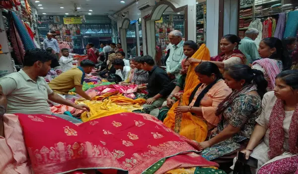 हरतालिका तीज से पहले अम्बेडकरनगर के बाजारों में बढ़ी रौनक, खूब हो रही खरीदारी